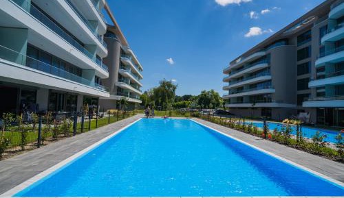 One-Bedroom Apartment with Pool View