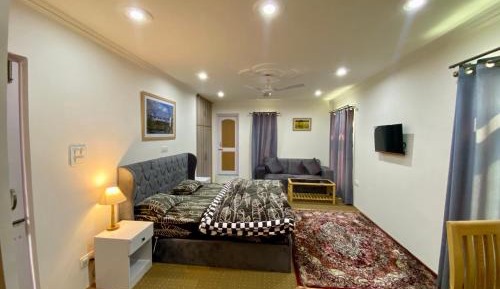 Deluxe Room (2 Adults + 1 Child)
