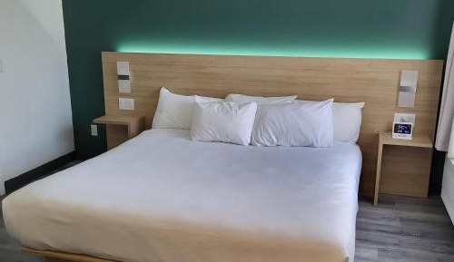 Suite with One King Bed and Two Queen Beds - Accessible/Non-Smoking