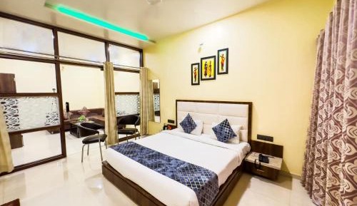 King Studio with Sofa Bed
