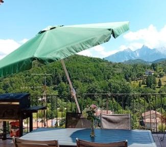 Apartment with Mountain View
