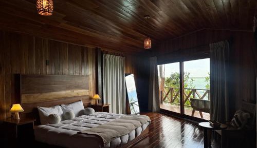 Suite with Lake View