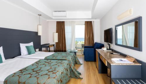 Double or Twin Room with Side Sea View