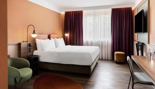 Deluxe King Room with Courtyard View