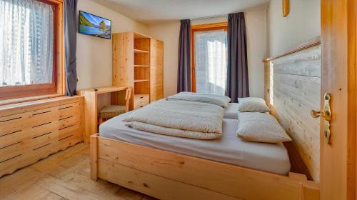 Two-Bedroom Apartment with Mountain View
