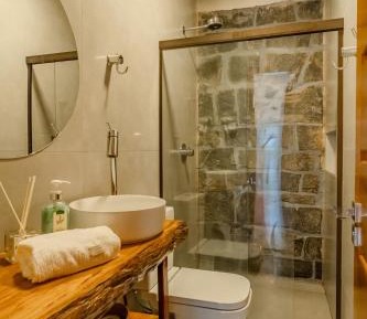 Queen Suite with Pool View
