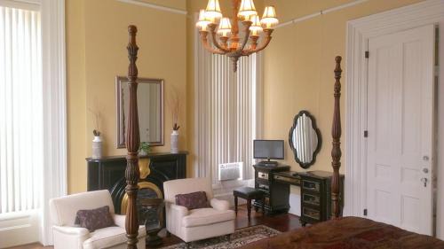 Deluxe King Suite with Landmark View