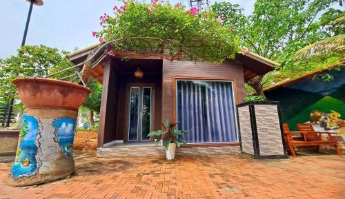 Villa with Garden View