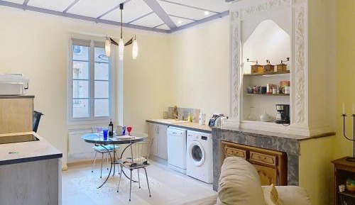 Deluxe One-Bedroom Apartment