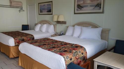 Queen Room with Two Queen Beds with Pool View