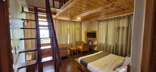 Deluxe Double or Twin Room with Mountain View