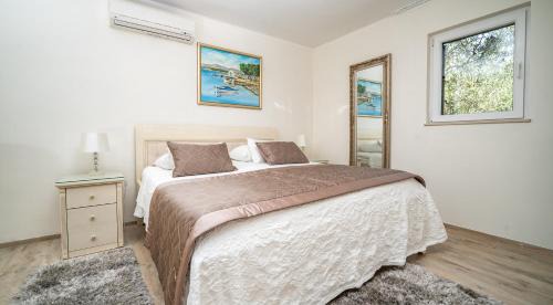 One-Bedroom Apartment with Balcony