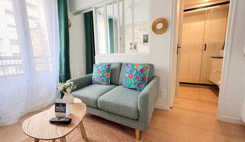 Deluxe One-Bedroom Apartment