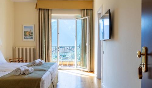 Double or Twin Room with Balcony and Lake View