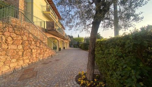 Classic One-Bedroom Apartment with Balcony and Lake View