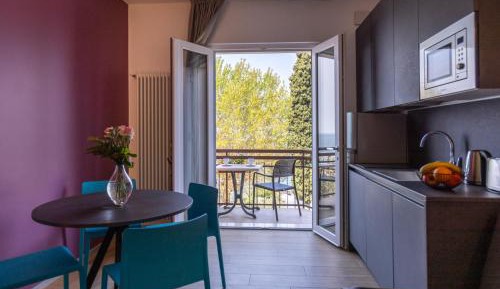 Classic One-Bedroom Apartment with Balcony and Lake View
