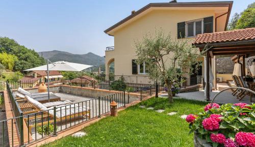 Villa with Garden View