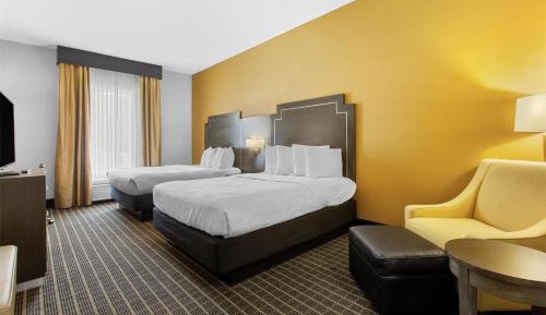 Queen Room with Two Queen Beds and Bath Tub - Disability Access