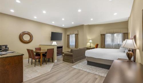 Deluxe King Suite