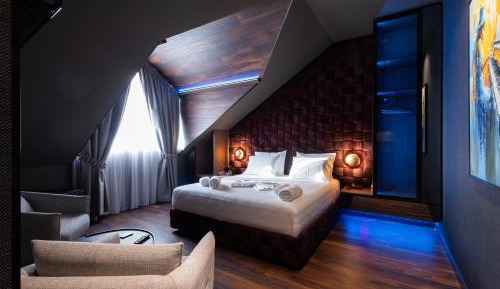 Deluxe Suite with Spa Bath