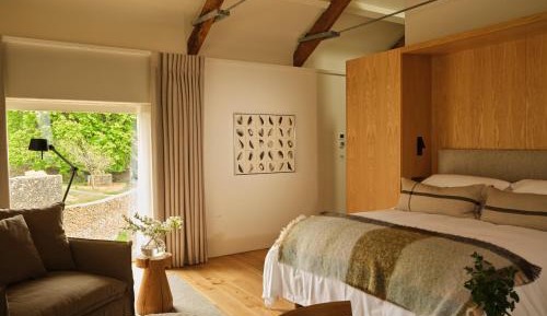 Deluxe Double Room (2 Adults + 1 Child)