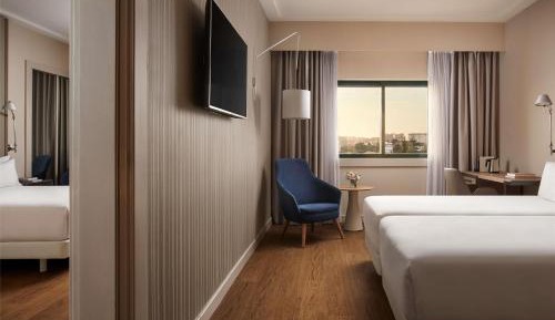 Family Connecting Room (2 Adults + 2 Children)
