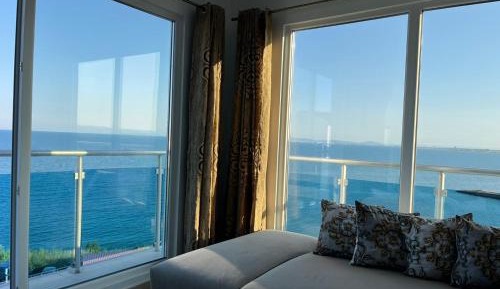 Deluxe One-Bedroom Apartment with Ocean View