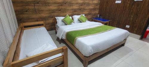 Deluxe Room (2 Adults + 1 Child)