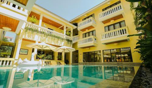 Queen Room with Pool View