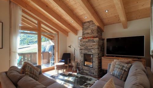 Apartment with Mountain View