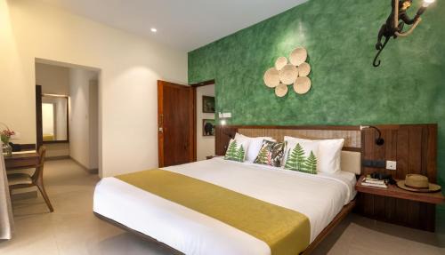 Jewel Grass Room