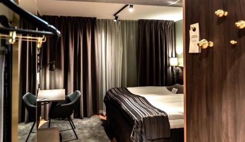 Queen Room without Window