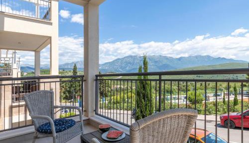 Apartment with Mountain View