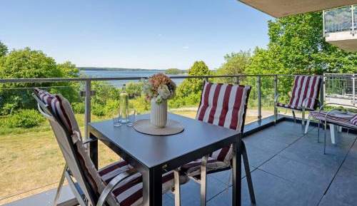 Apartment with Lake View