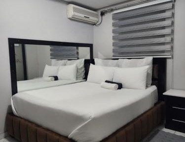 Deluxe Queen Suite