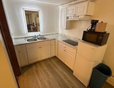2 Queen Beds Kitchenette