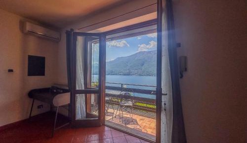 One-Bedroom Apartment with Lake View