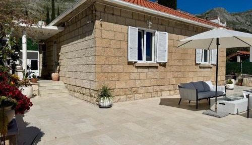 Three Bedroom Holiday Home with Terrace and Sea View