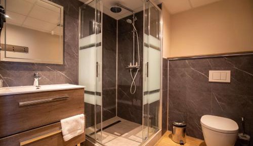 Comfort King Room with Shower - Non-Smoking