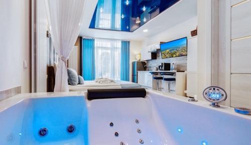 Studio Apartment with Kitchenette and Bath with Jacuzzi