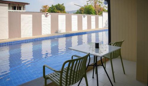 Deluxe with Pool Access