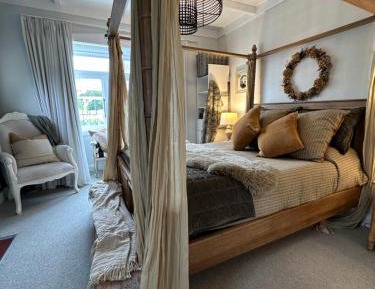 Deluxe Queen Suite
