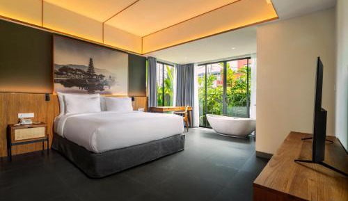 Deluxe Double Room with Bath Located Behind Receptionist 