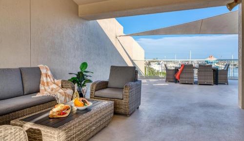 Three-Bedroom Deluxe Apartment