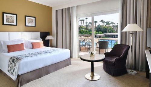 One-Bedroom Prestige King Suite with Balcony and Garden View