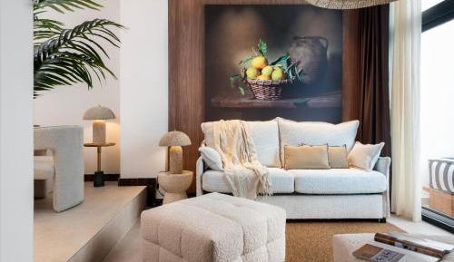 Deluxe One-Bedroom Apartment