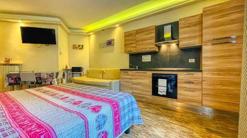 Classic Studio (3 Adults)