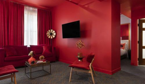 One-Bedroom Red King Suite with Kitchenette