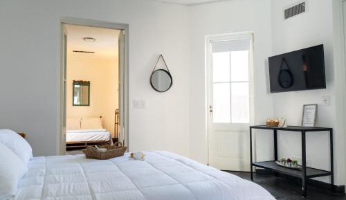 One-Bedroom Deluxe Apartment