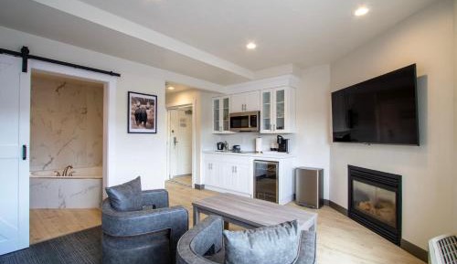 Suite with Hot Tub